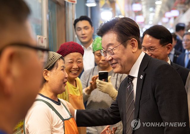 시장 상인과 대화하는 이재명 대통령