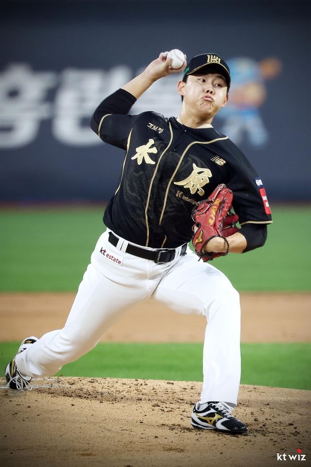 호투하는 kt의 선발 투수 소형준