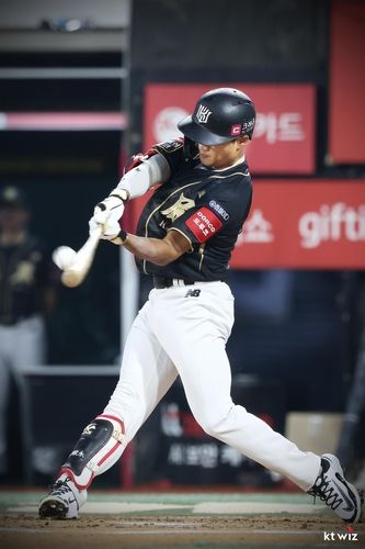 홈런 날리는 kt의 안치영