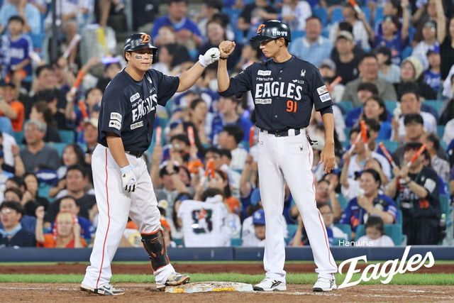 적시타를 치고 하이파이브 하는 한화의 노시환(왼쪽)