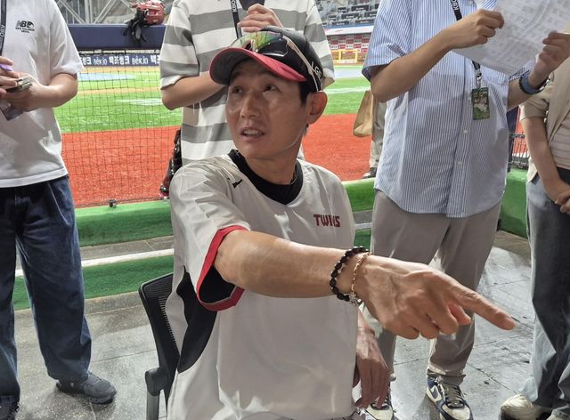 인터뷰하는 LG 트윈스 염경엽 감독