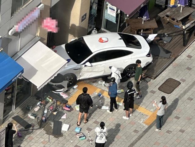 건물로 돌진한 택시