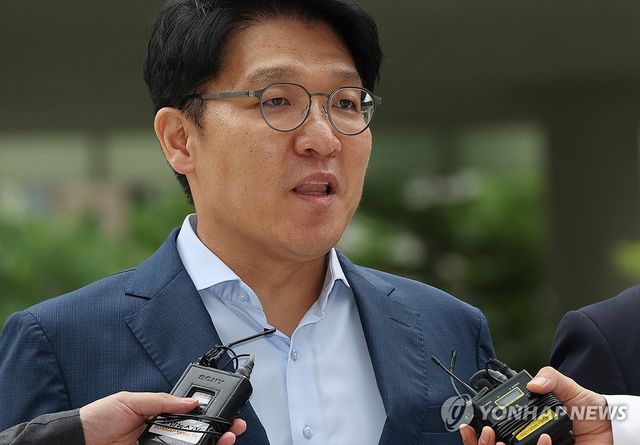 질문에 답하는 김상민 전 검사