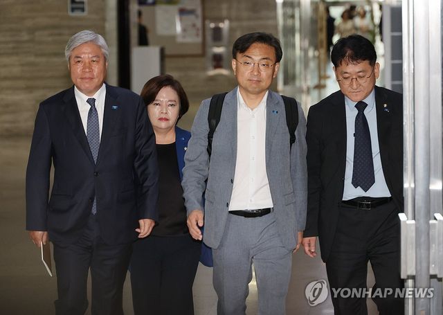 의총 향하는 조국혁신당 의원들