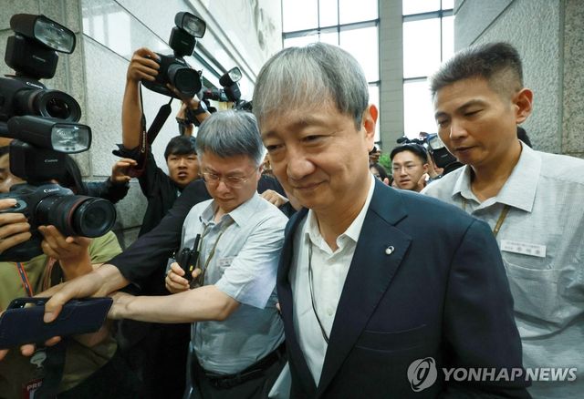 출근하는 금감원장