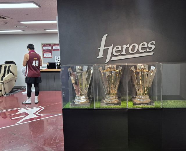 고척스카이돔 키움 클럽하우스 앞에 놓인 한국시리즈 진출 트로피 