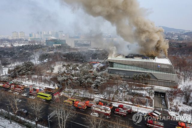 국립한글박물관 화재…진압 시도하는 소방당국