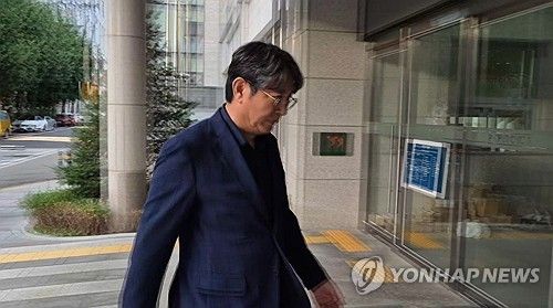 주식 차명거래 의혹을 받는 무소속 이춘석 의원이 8월 14일 서울경찰청 금융범죄수사대에 조사 받기 위해 광역수사단 마포청사로 출석하고 있다. [연합뉴스TV 제공. 재판매 및 DB 금지]