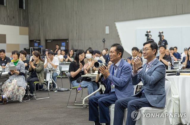 평당원 최고위원 선출 경선공론화 조사 행사서 손뼉치는 정청래 대표