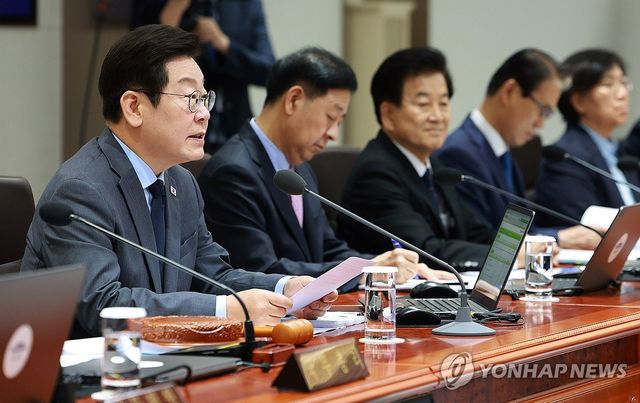 국무회의 발언하는 이재명 대통령