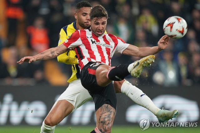 예라이 알바레스(앞)의 경기 모습.