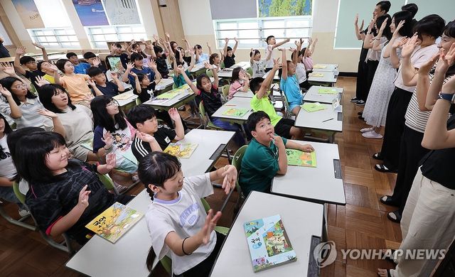 개학한 초등생들 선생님들과 인사