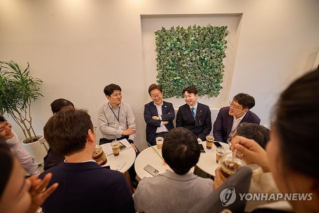 이재명 대통령, 오찬 뒤 출입기자와 차담