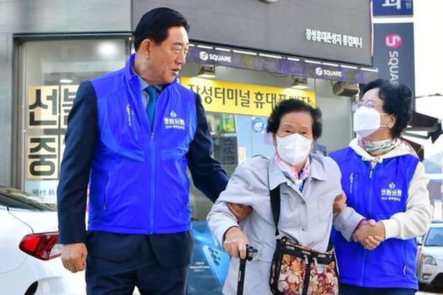 장성군 '어르신 병원 방문 동행' 복지사업