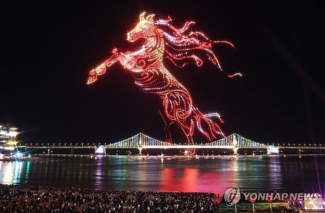 '붉은 말의 해' 서막 장식한 광안리 드론쇼