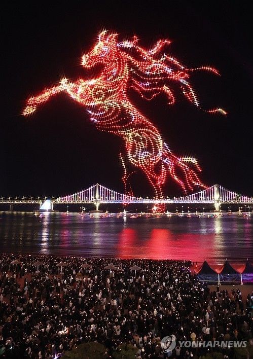 '붉은 말의 해' 서막 장식한 광안리 드론쇼 