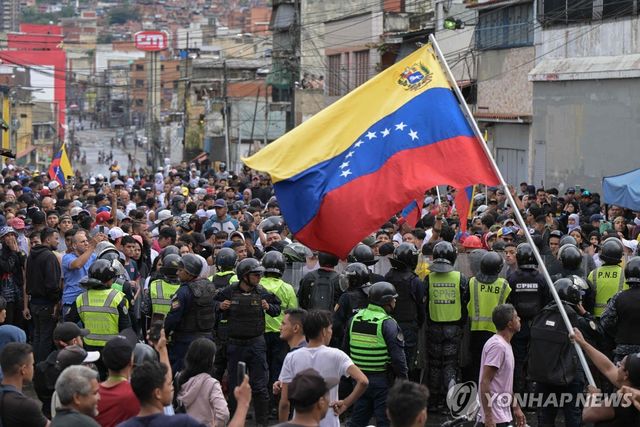 2024년 7월 베네수엘라 대선 이튿날 경찰과 대치 중인 반정부 시위대