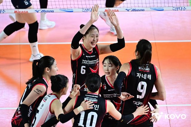 기뻐하는 정관장 선수들