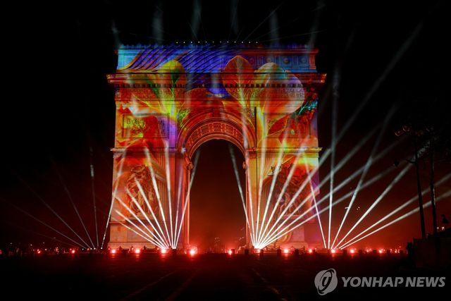 파리 샹젤리제 거리 개선문의 신년 축하 조명