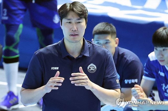 작전 지시하는 삼성화재 고준용 감독대행