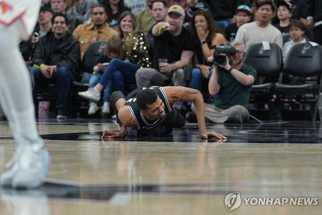 부상으로 쓰러진 빅토르 웸반야마