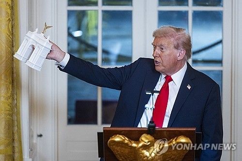개선문 모형 들어올린 트럼프 대통령 
