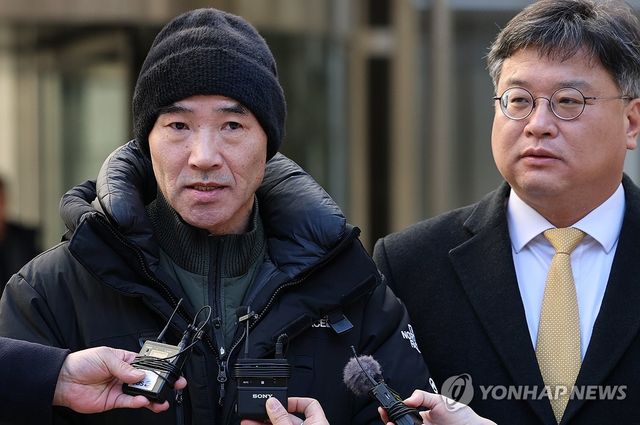 법정 나서는 이래진 씨