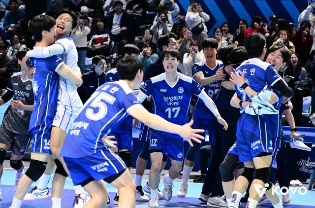 남자부 선두 대한항공을 꺾고 기뻐하는 삼성화재 선수들