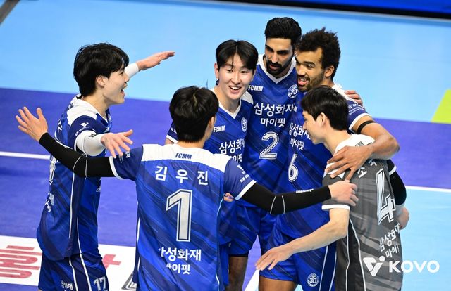 득점 후 기뻐하는 삼성화재 선수들