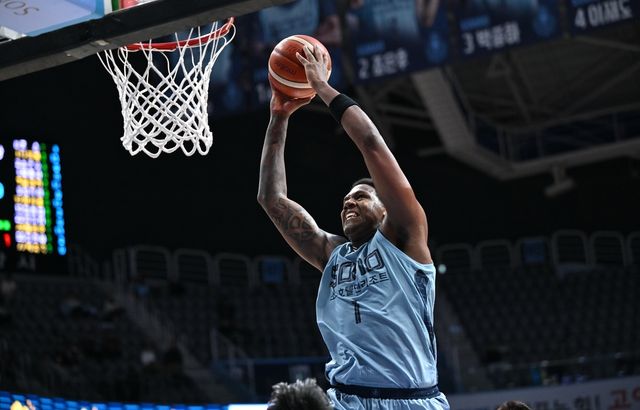 덩크 하는 네이던 나이트