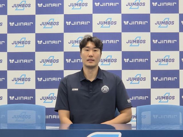 인터뷰하는 고준용 삼성화재 감독대행