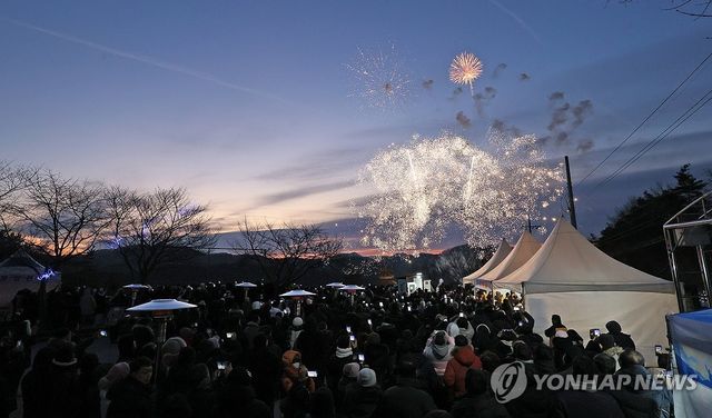 일출 기다리며 불꽃놀이