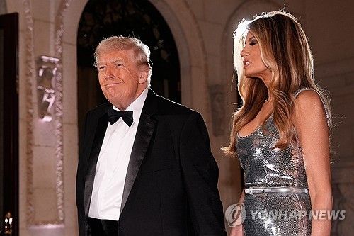송년파티 참석한 트럼프 대통령 부부