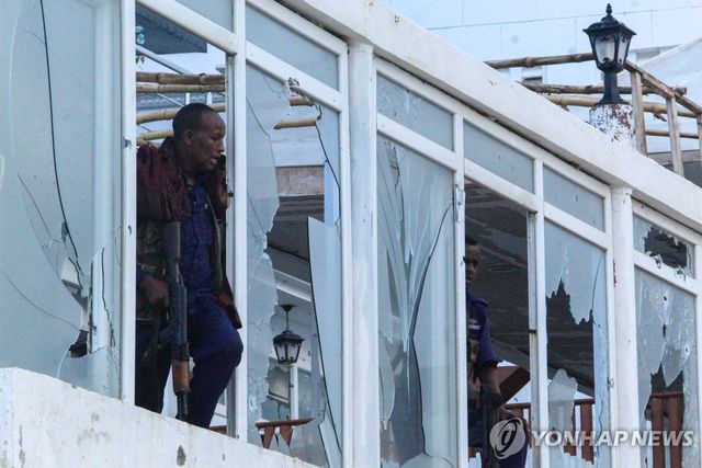 알샤바브 테러에 부서진 호텔