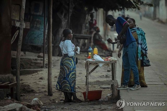 내전 중인 민주콩고 우비라에서 물건을 사는 사람들