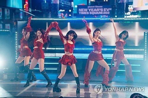 뉴욕 타임스스퀘어 신년 행사에서 공연한 K팝 그룹 르세라핌 