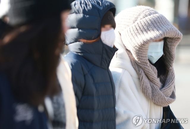 강추위에 꽁꽁 싸맨 시민들