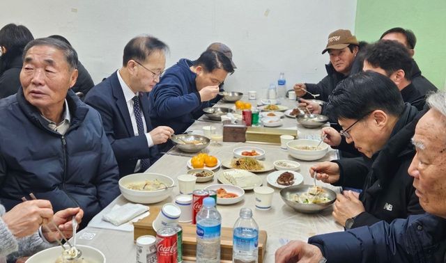 파주 민간인 통제선 이북 지역 주민들과 떡국을 먹는 김남중 통일부 차관