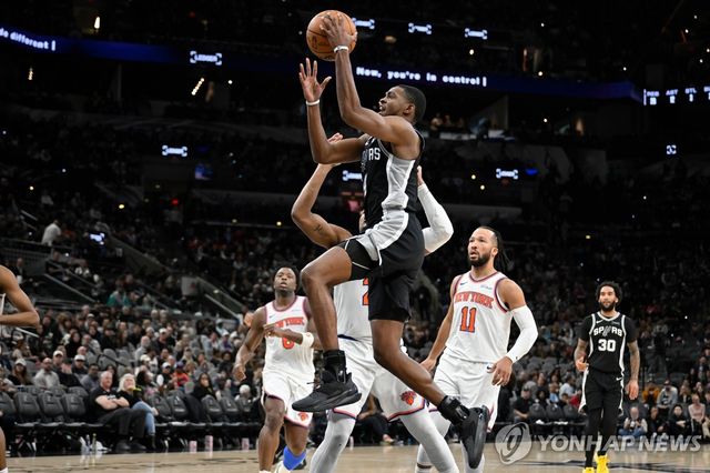 슛하는 디에런 폭스