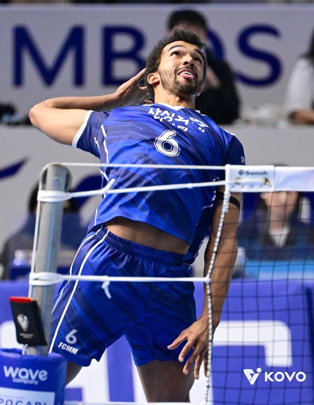 스파이크하는 삼성화재의 외국인 주포 아히