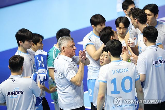 작전 지시하는 대한항공 헤난 감독