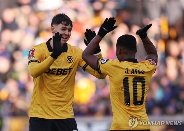 해트트릭 완성하고서 아리아스와 기쁨 나누는 라르센(왼쪽)