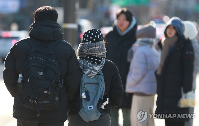 강추위에 꽁꽁 싸맨 시민들