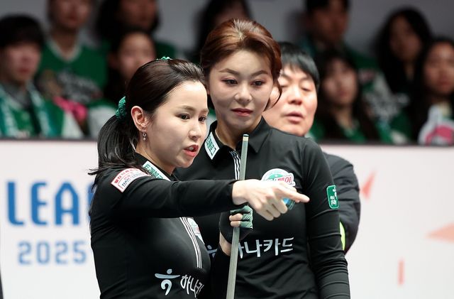 공의 진로를 논의하는 하나카드 김진아, 김가영