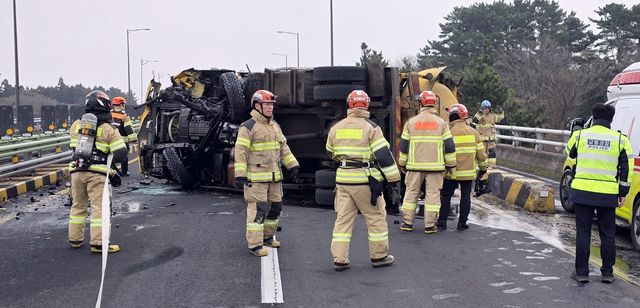 제주 평화로서 전복된 음식물쓰레기 운반차