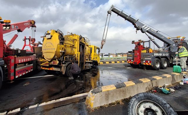 전복된 음식물쓰레기 운반차 견인 작업