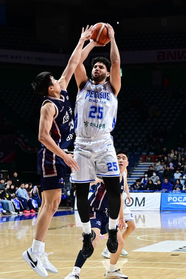 한국가스공사 새 외인 보트라이트