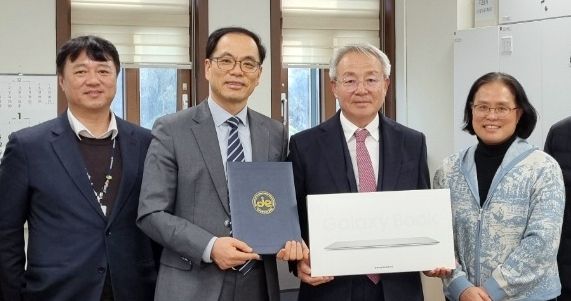 베트남 학교에 기증할 노트북 수