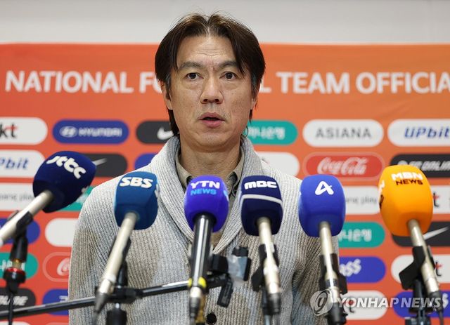 질문 답하는 홍명보 감독