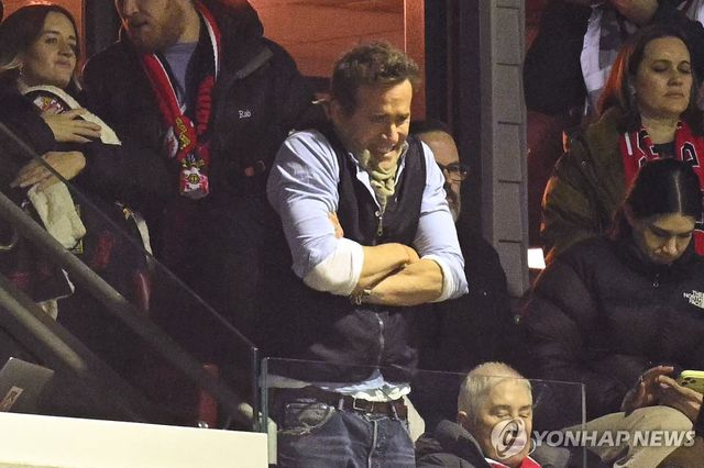 경기 지켜보는 레이놀즈